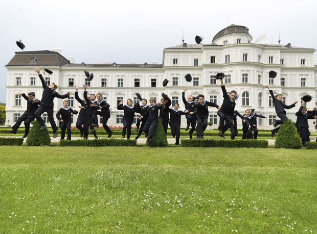 Бечки дечаци на путу око света